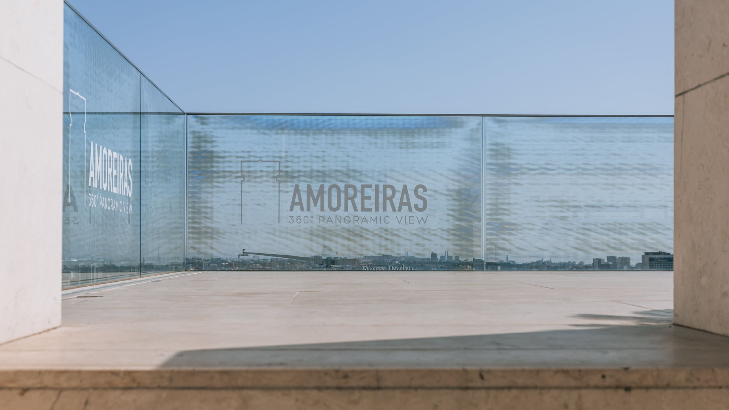 Amoreiras Shopping Center showing signage