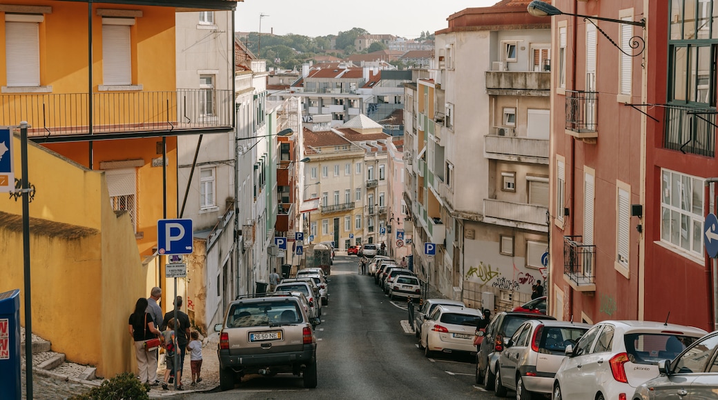 Arroios featuring street scenes and a city