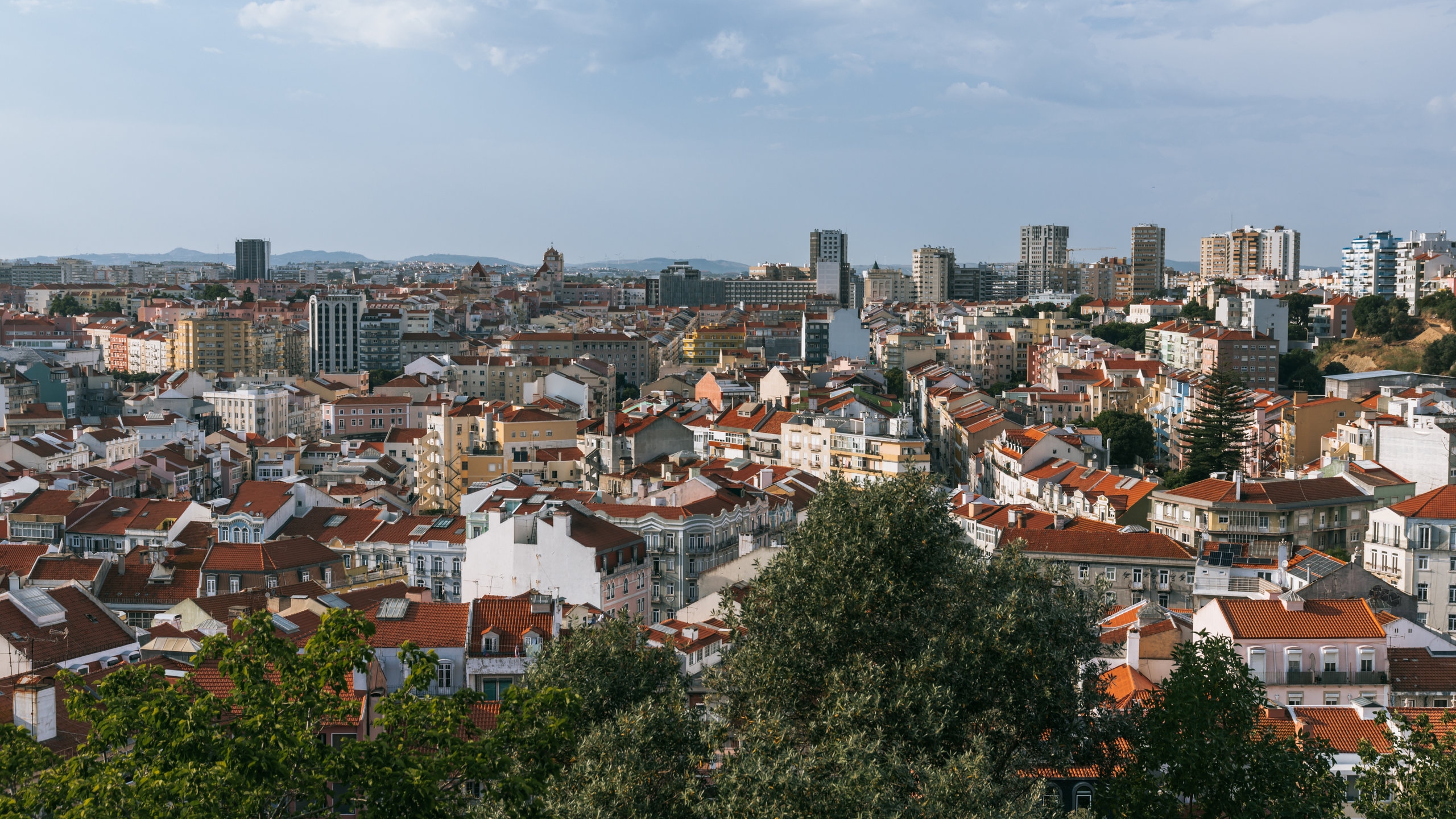 Arroios showing landscape views and a city