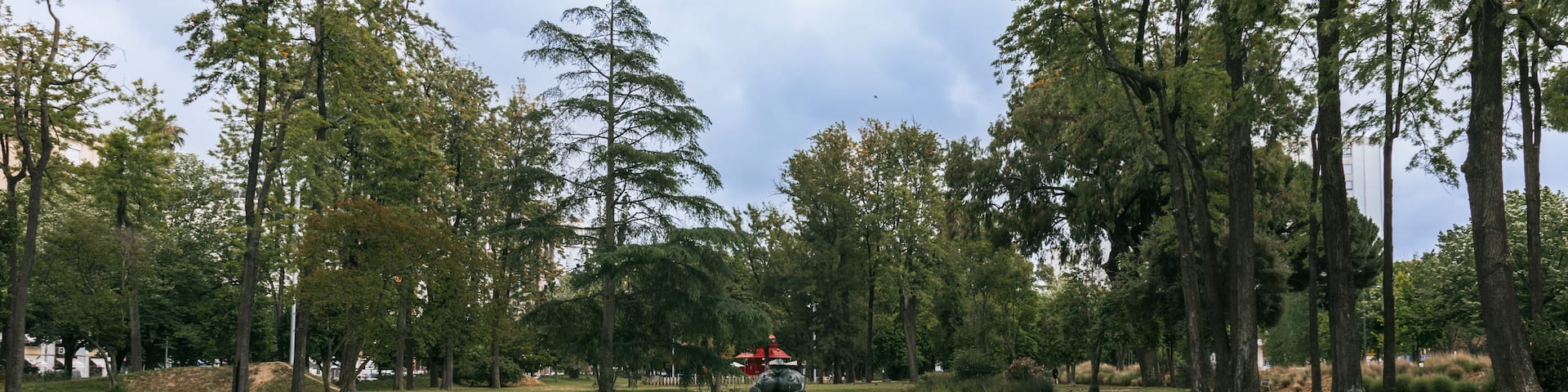 Campo Grande which includes a pond and a park