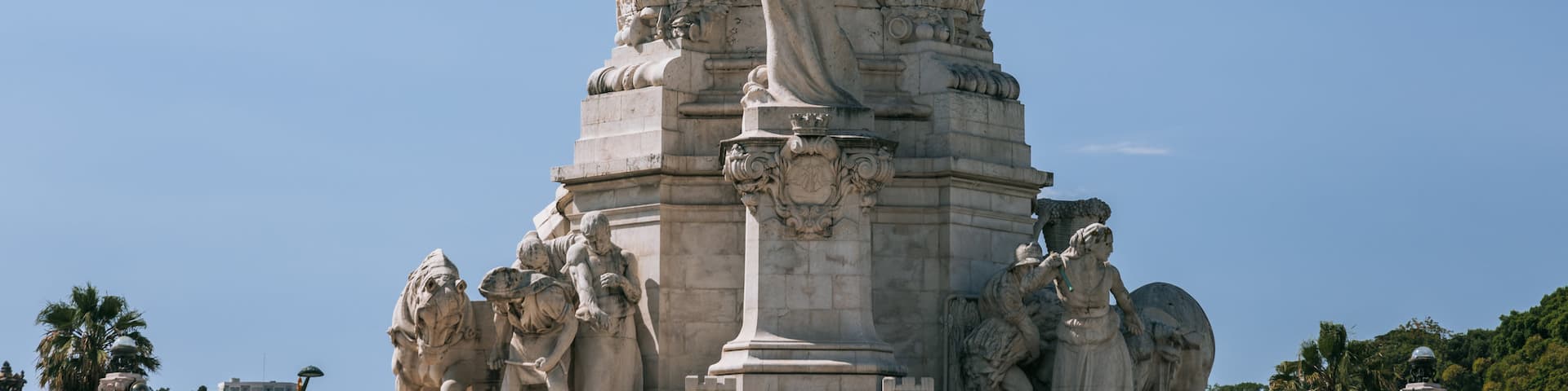 Lisbon City Center showing a monument and a statue or sculpture