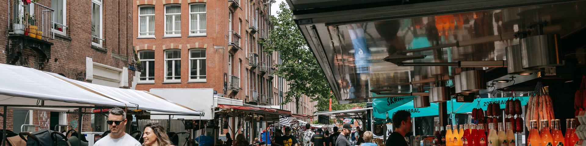 Van Lennepbuurt showing markets and street scenes as well as a couple