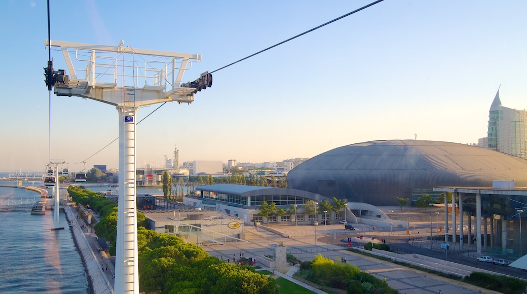 Puente Vasco da Gama mostrando arquitectura moderna, un río o arroyo y una góndola