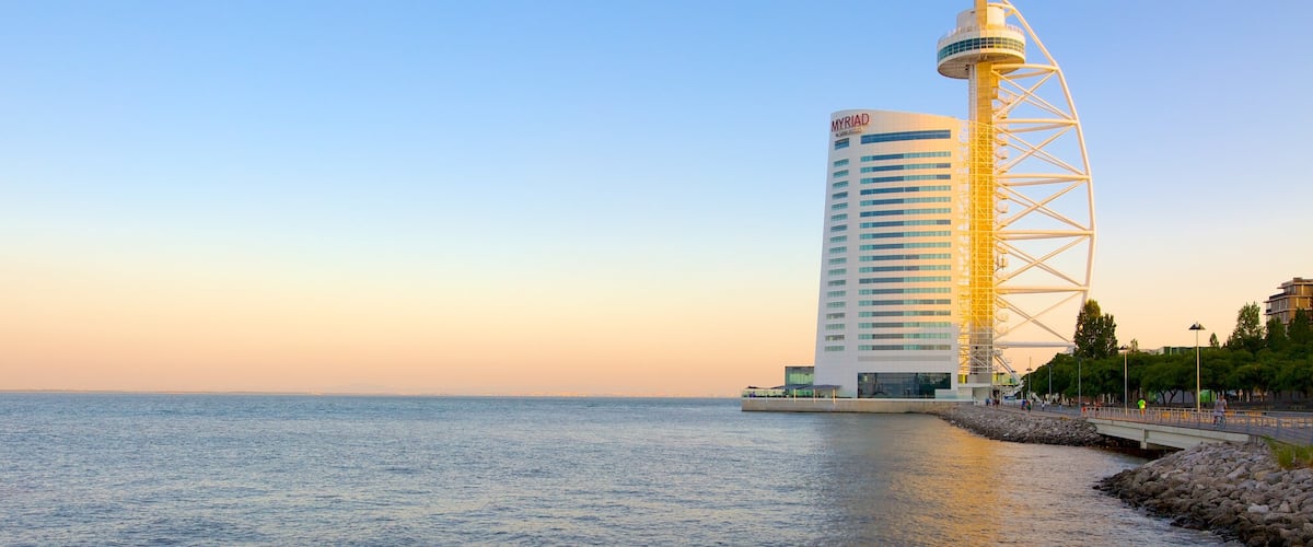 Vasco da Gama Brücke mit einem moderne Architektur, allgemeine Küstenansicht und Sonnenuntergang