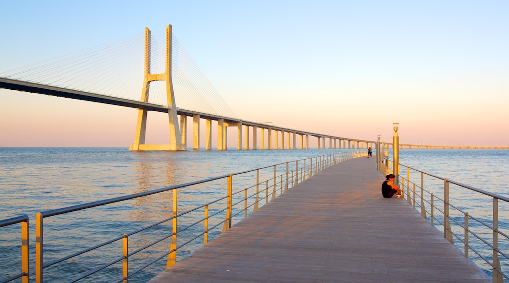 Puente Vasco da Gama ofreciendo una bahía o un puerto, un puente y arquitectura moderna