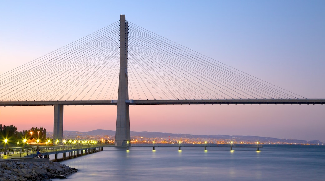 Puente Vasco da Gama ofreciendo una puesta de sol, un puente y arquitectura moderna
