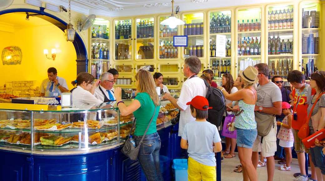 Pastéis de Belém mostrando escenas de café y vistas interiores y también un gran grupo de personas