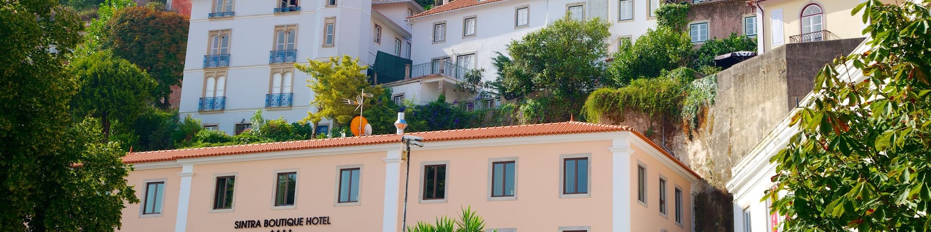Sintra showing a house