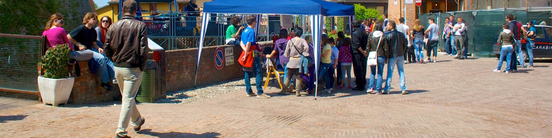 Dozza mit einem Platz oder Plaza sowie groĂe Menschengruppe