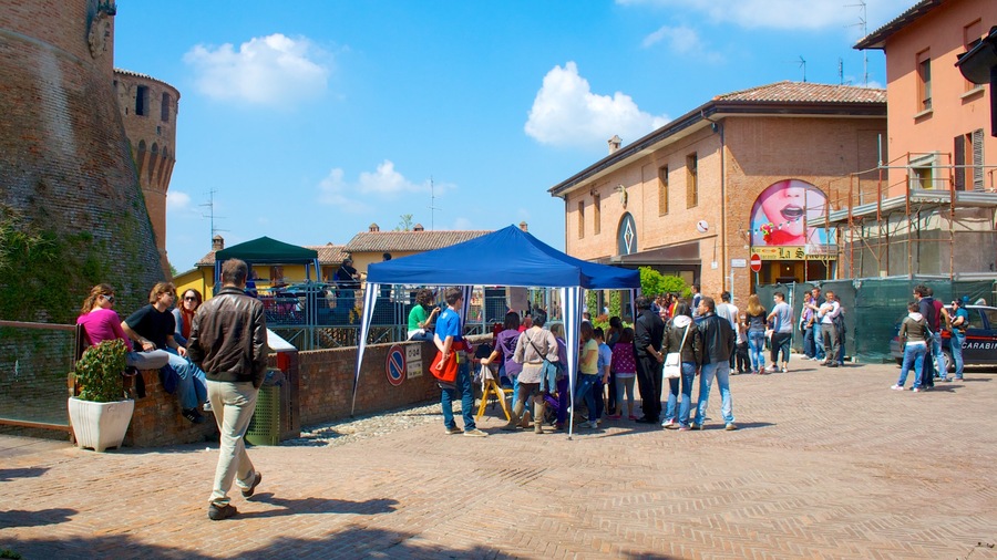 Dozza caracterizando uma praça ou plaza assim como um grande grupo de pessoas