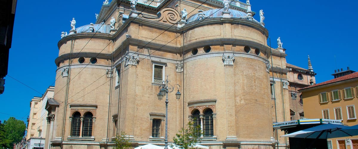 Parma bevat historische architectuur en een kerk of kathedraal
