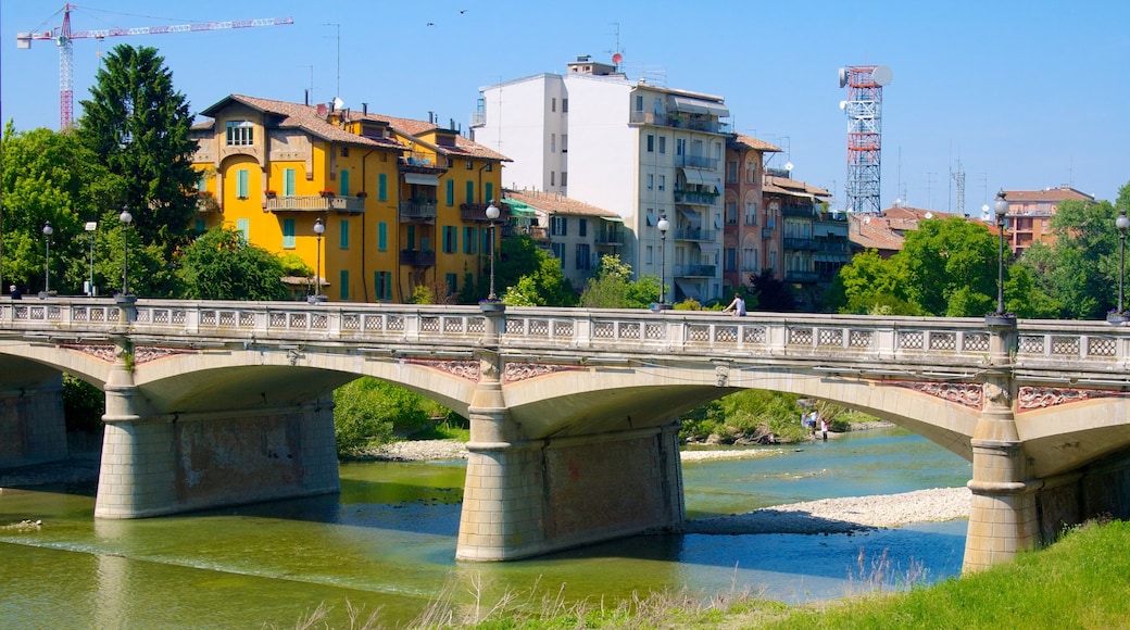 Parma toont een rivier of beek en een brug