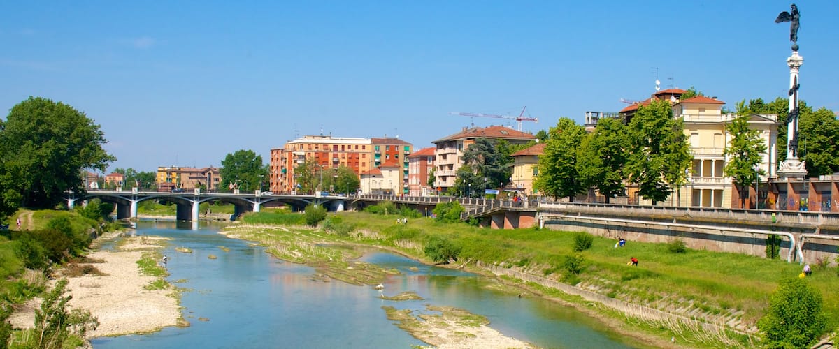 Parma mostrando un puente y un río o arroyo