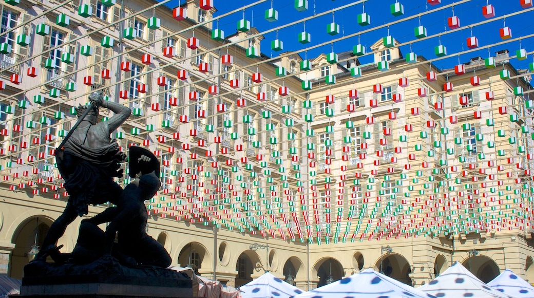 Torino joka esittää tori, ulkotaide ja patsas tai veistos