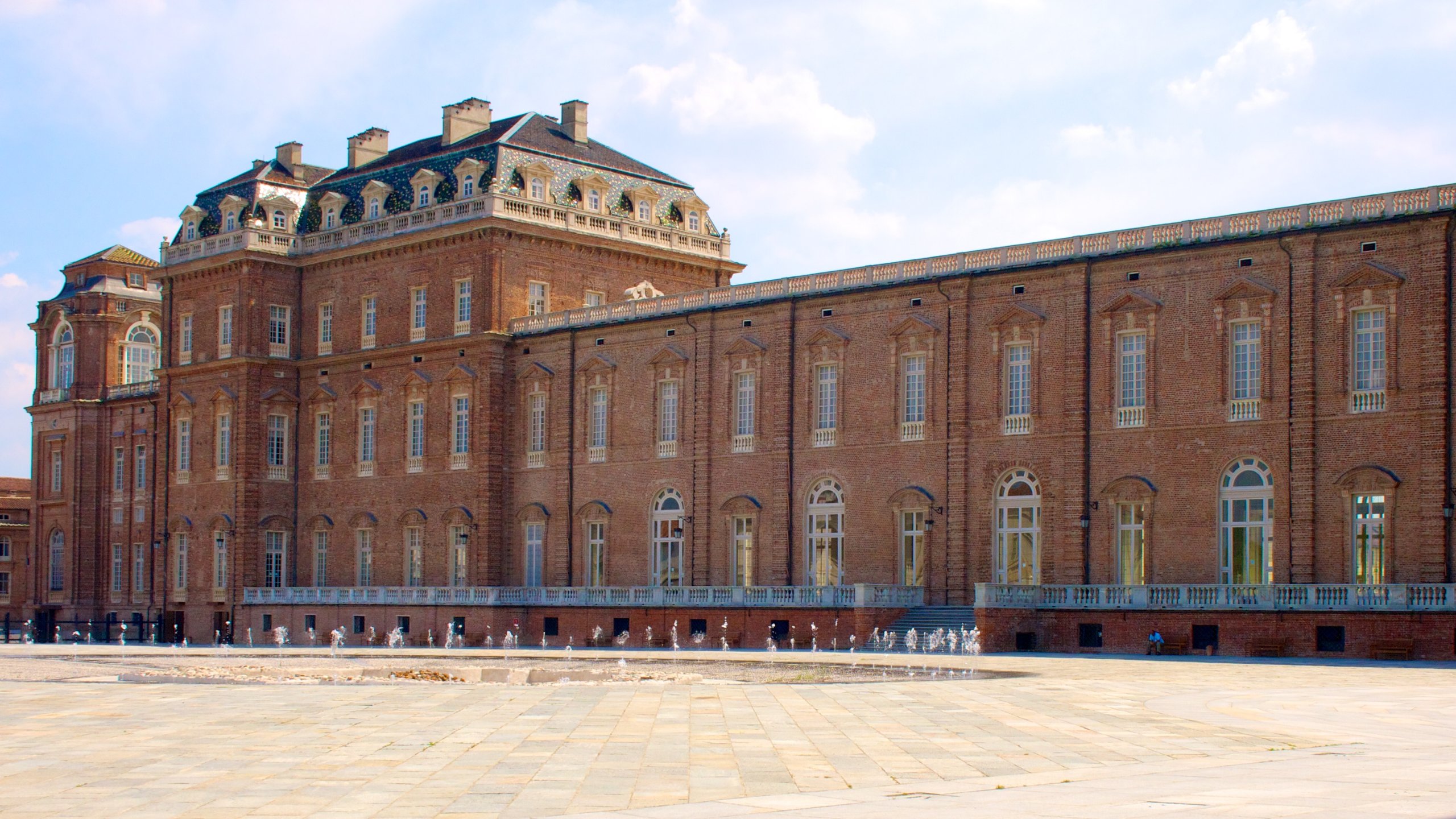 Turin mostrando arquitetura de patrimônio, uma praça ou plaza e um castelo