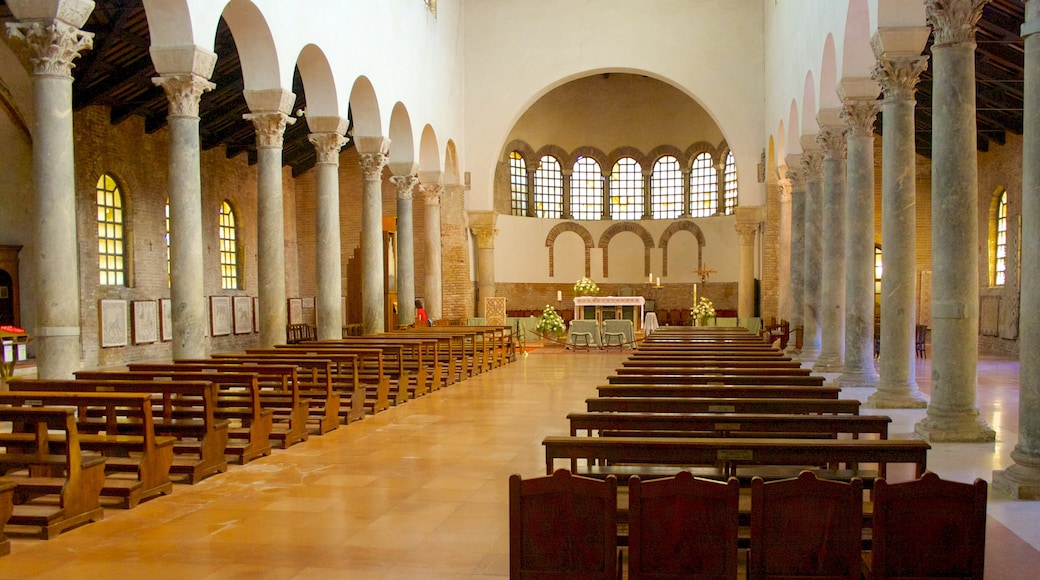 Ravena que incluye vistas interiores, patrimonio de arquitectura y una iglesia o catedral