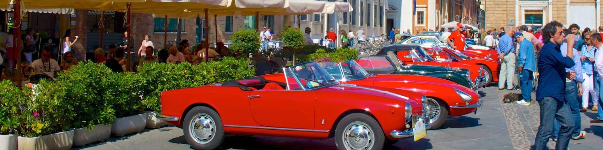 Ravenna featuring a square or plaza as well as a large group of people