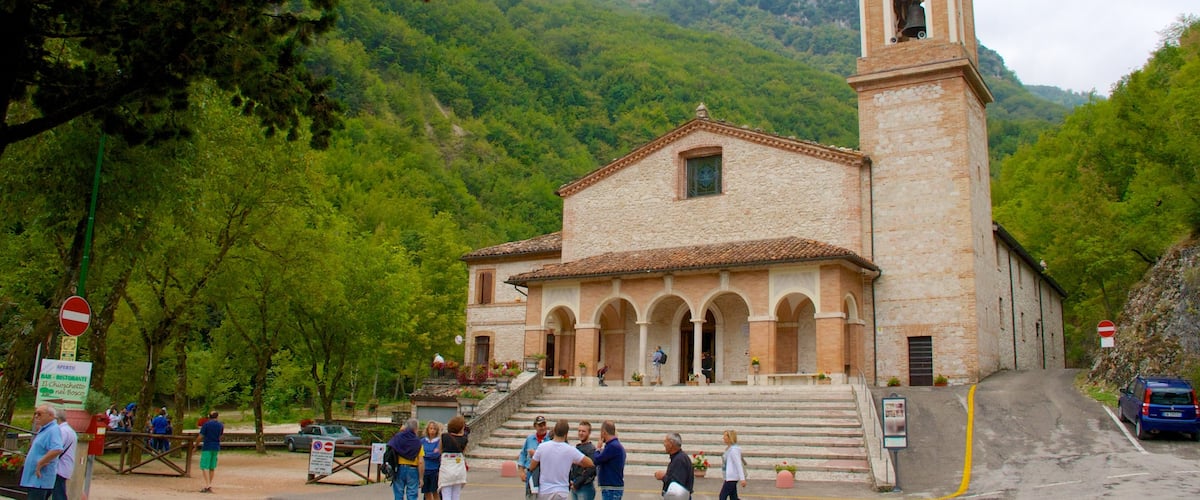 Italy showing heritage architecture, a church or cathedral and a small town or village
