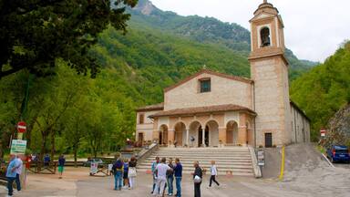 Italy showing heritage architecture, a church or cathedral and a small town or village