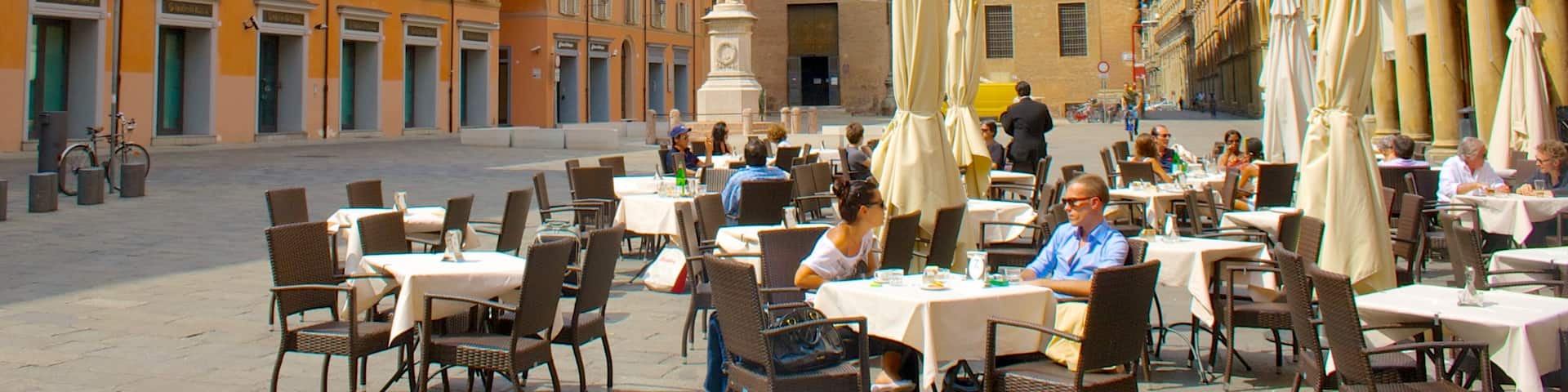 Bolonia que incluye comer al aire libre, patrimonio de arquitectura y un parque o plaza
