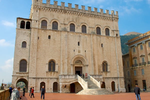 Gubbio das einen Platz oder Plaza und historische Architektur