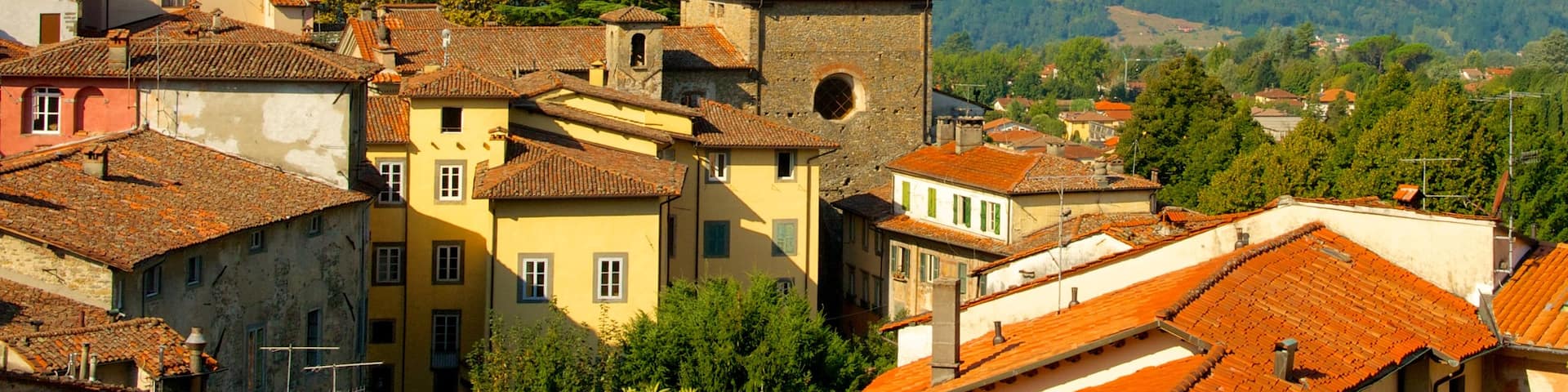 Barga som visar berg, historisk arkitektur och en liten stad eller by