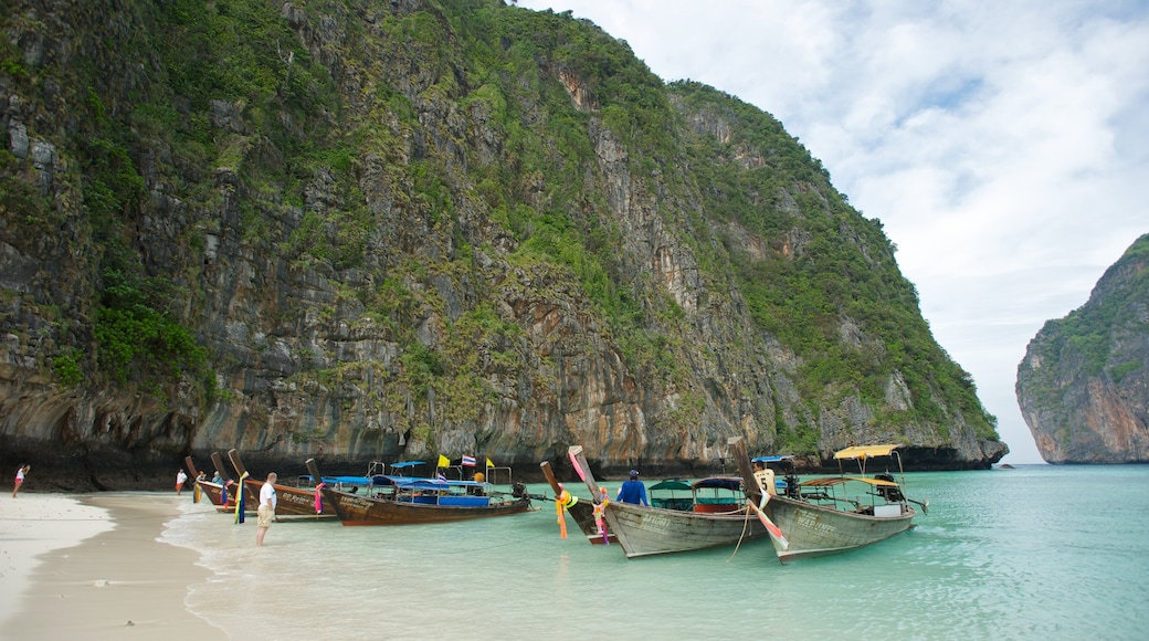 Maya Bay toont varen, ruige kustlijn en een baai of haven