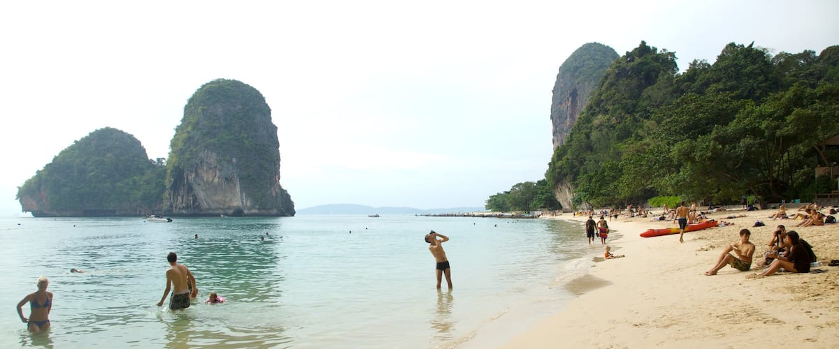 West Railay Beach mostrando una playa de arena, natación y escenas tropicales