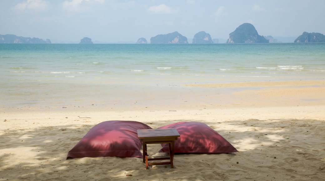 Ao Phra Nang Beach presenterar kustutsikter och en sandstrand