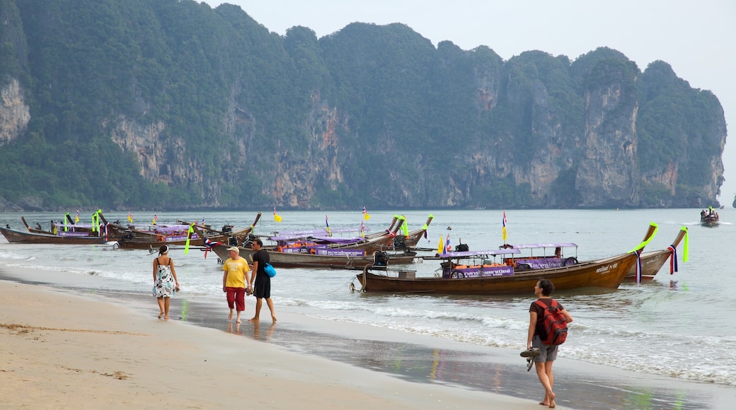 Spiaggia di Ao Phra Nang mostrando montagna, giro in barca e spiaggia sabbiosa