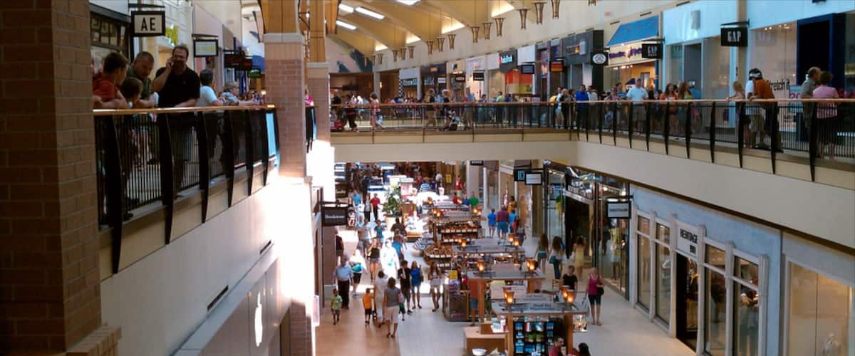 West Des Moines caracterizando vistas internas e compras assim como um grande grupo de pessoas
