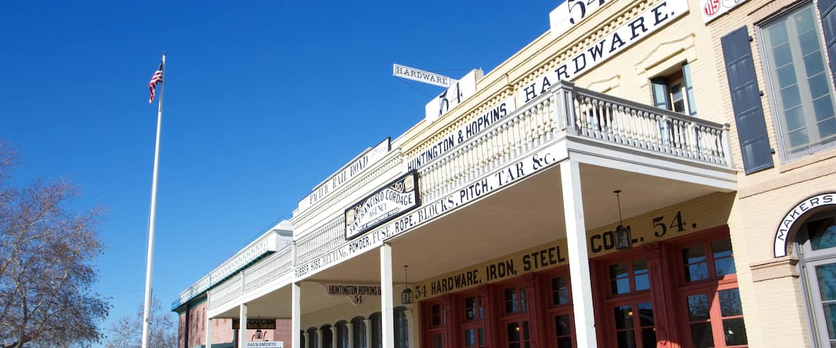 Old Sacramento inclusief historische architectuur en bewegwijzering