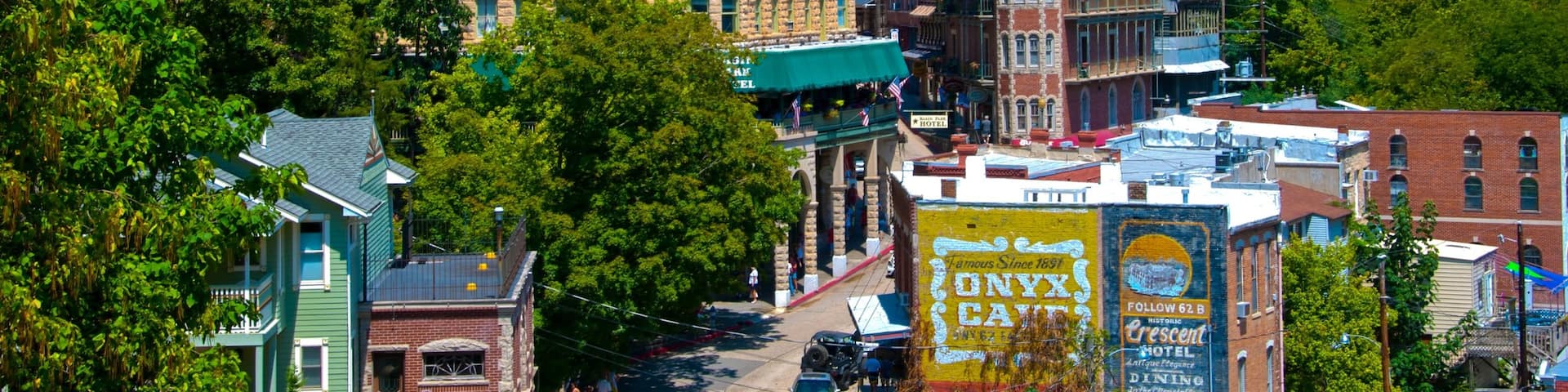 Eureka Springs showing heritage architecture and a city