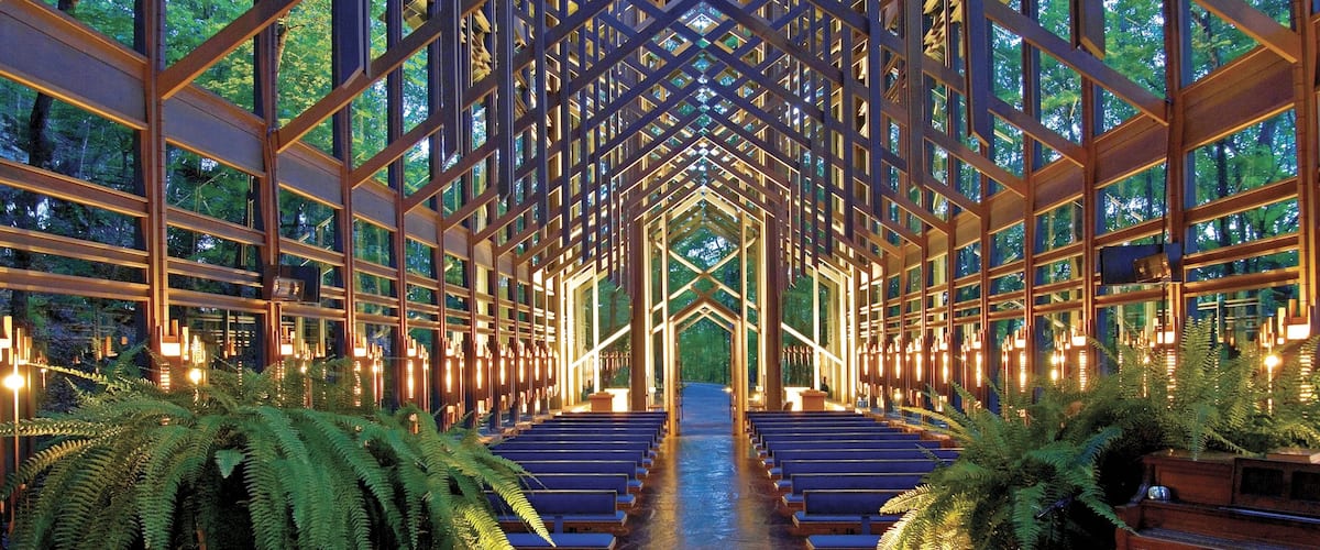 Eureka Springs showing modern architecture, interior views and a church or cathedral