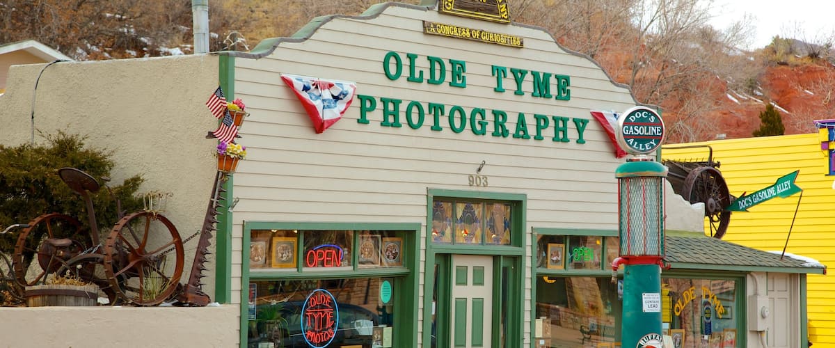 Manitou Springs montrant signalisation et petite ville ou village