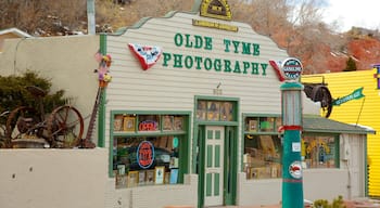 Manitou Springs montrant signalisation et petite ville ou village