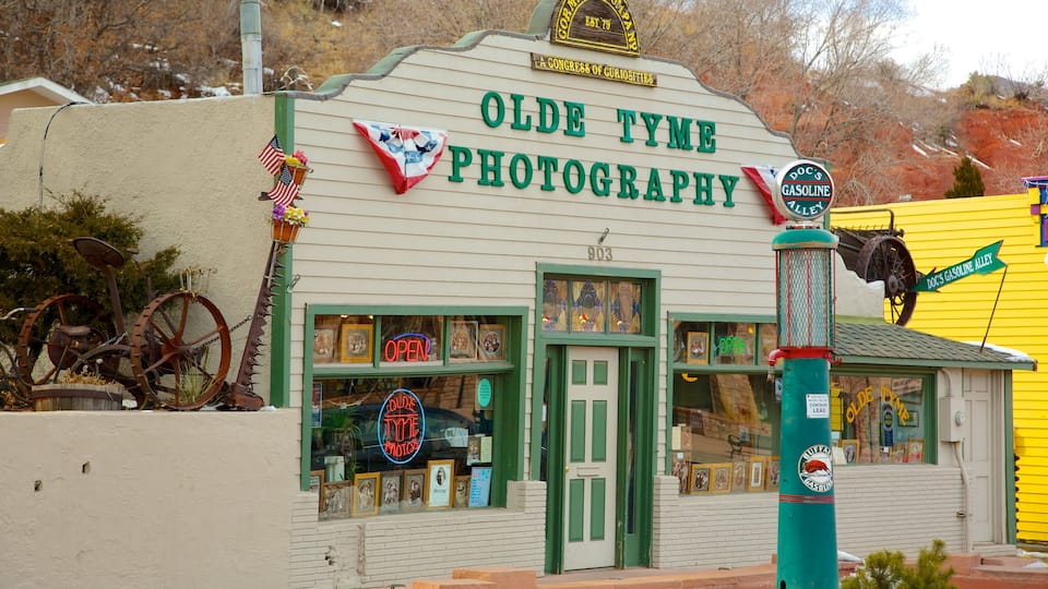 Manitou Springs mostrando una pequeña ciudad o pueblo y señalización