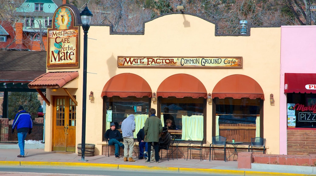 Manitou Springs que incluye señalización y una pequeña ciudad o aldea