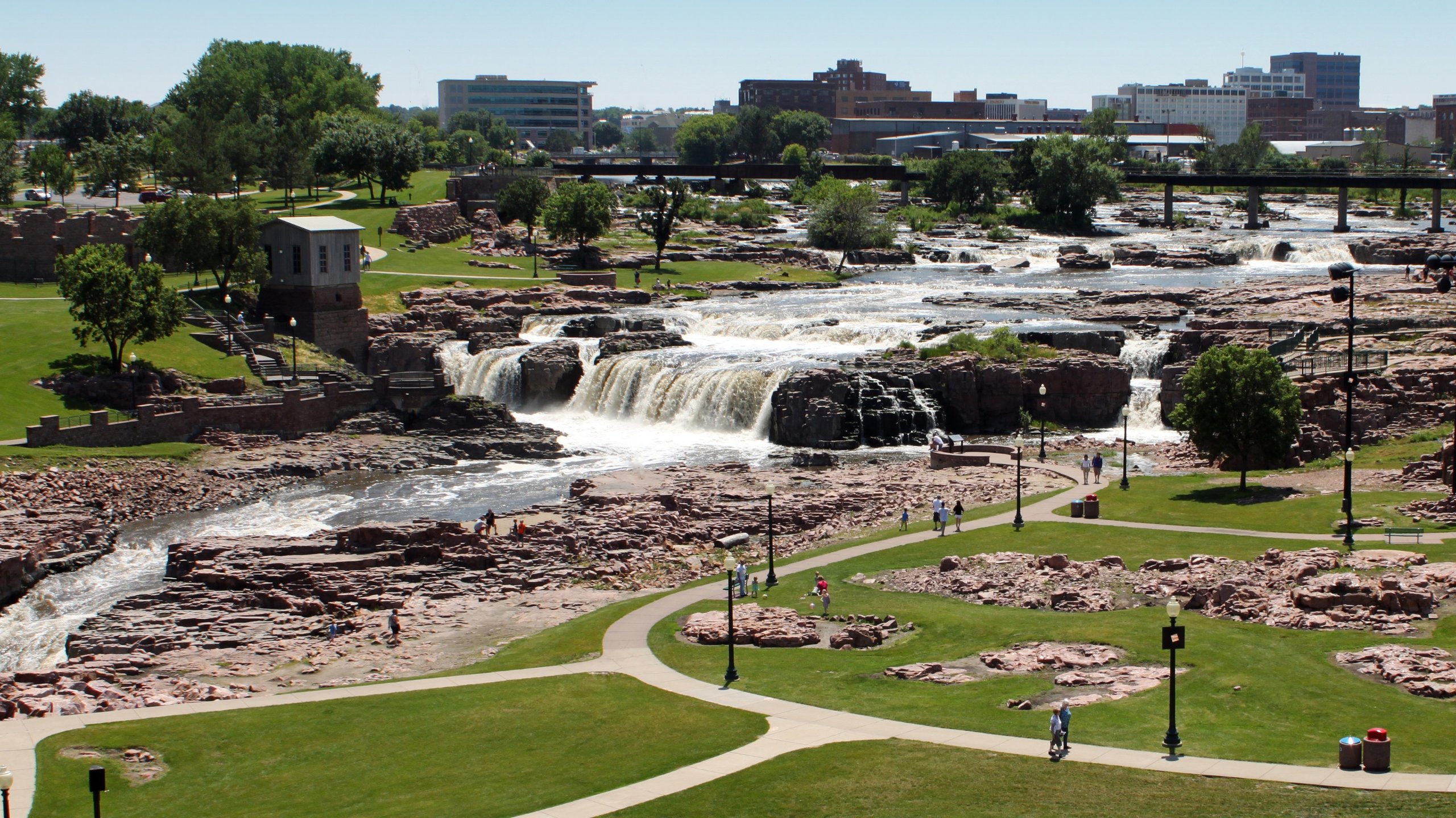 Sioux Falls caracterizando um jardim e uma cachoeira