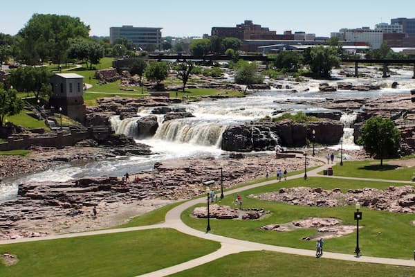 Sioux Falls qui includes jardin et cascade