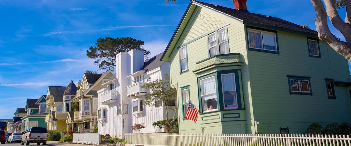 Monterey ofreciendo una casa y una pequeña ciudad o pueblo