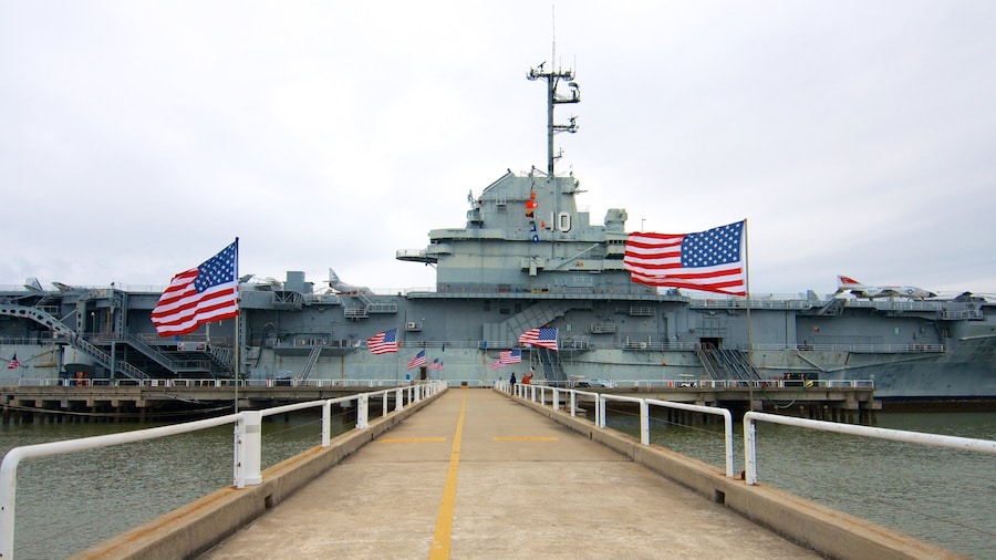 Patriots Point mostrando artículos militares