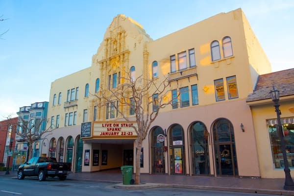 Golden State Theater mit einem Stadt und Theater