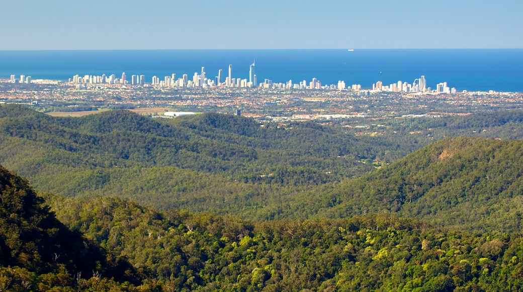 Parc national de Springbook montrant une ville côtière, montagnes et silhouette de la ville