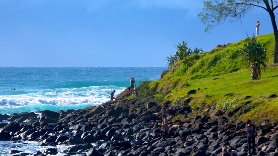 Burleigh Heads ofreciendo costa rocosa