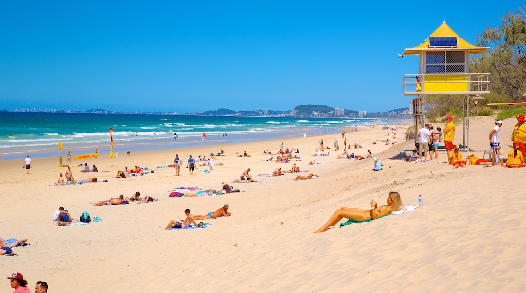 Kurrawa Beach que incluye vistas generales de la costa y una playa de arena