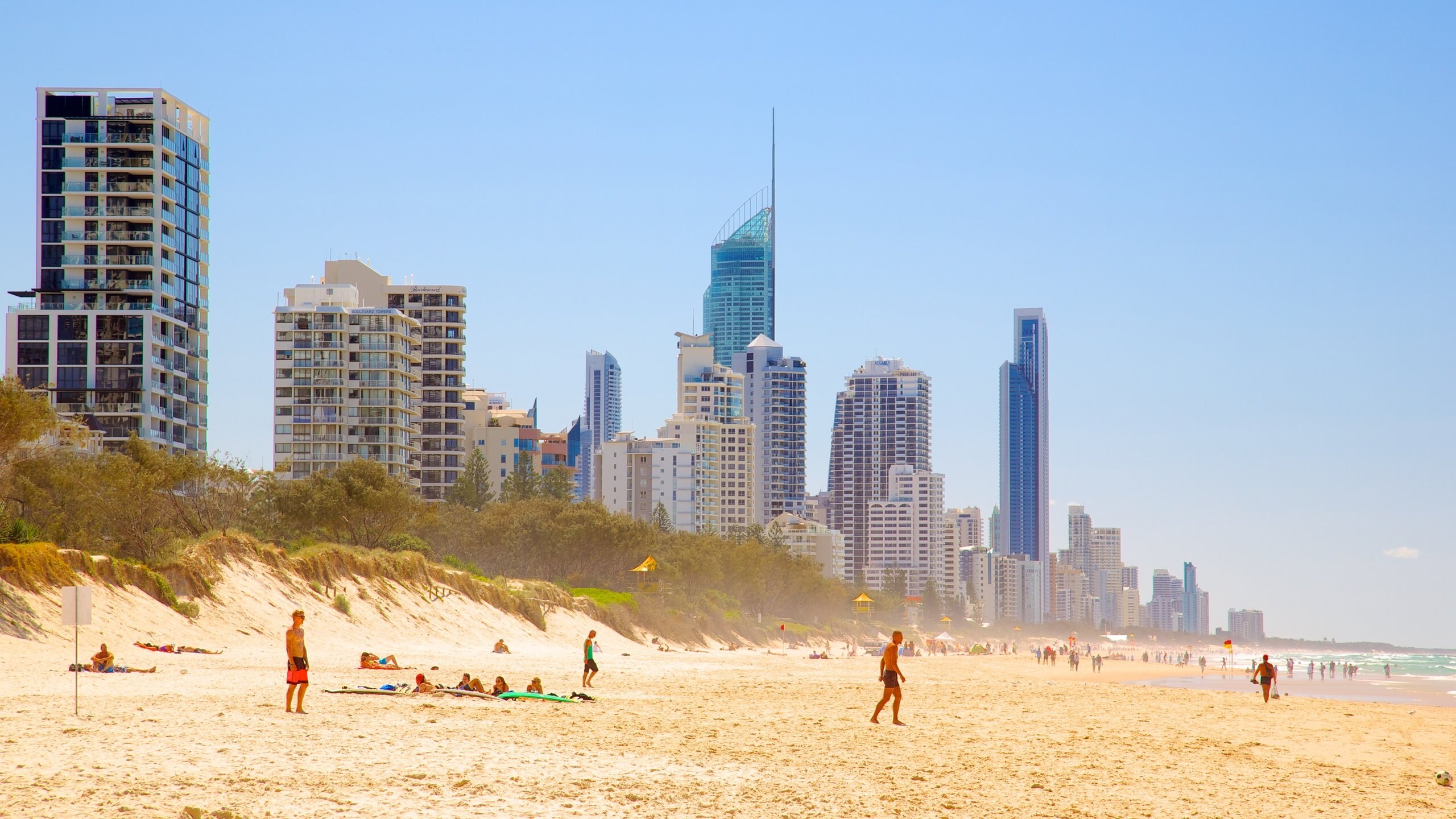 Strand von Kurrawa das einen Stadt, Strand und Hochhaus