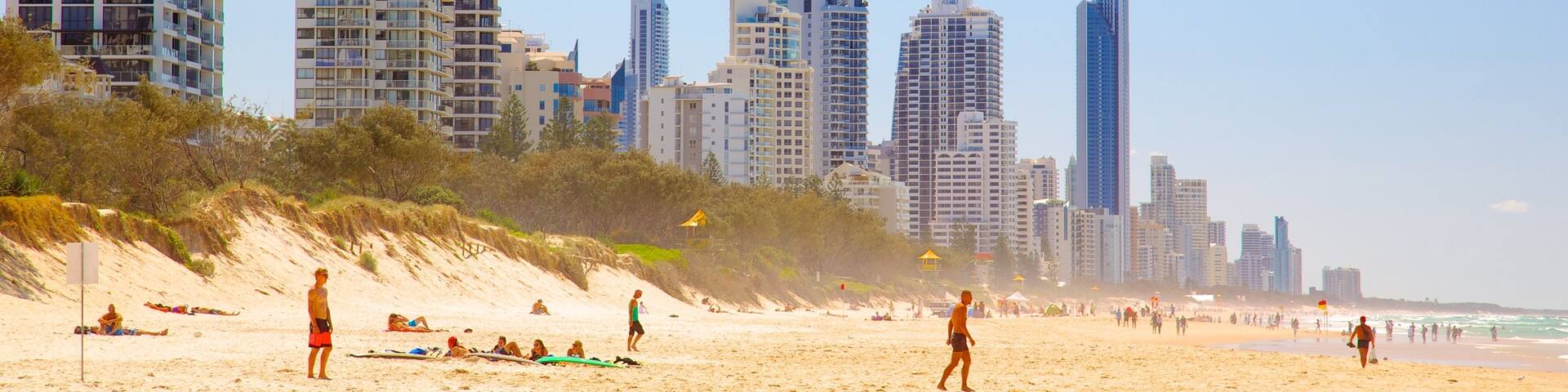 Kurrawa Beach showing a skyscraper, swimming and skyline