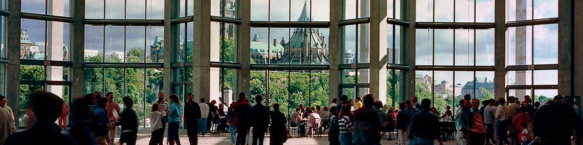 Musée des beaux-arts du Canada mettant en vedette scÚnes intérieures aussi bien que un grand groupe de personnes