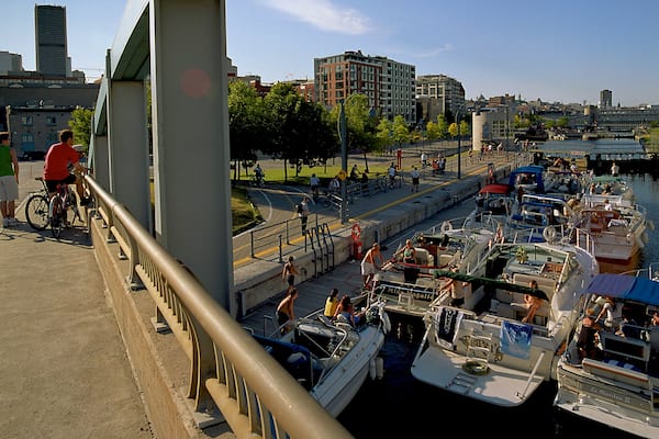 Montréal mettant en vedette riviÚre ou ruisseau, navigation et pont